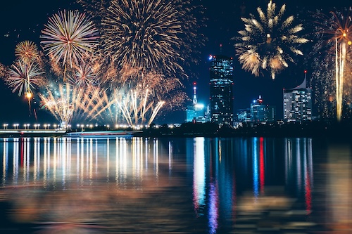 Silvesterfeuerwerk über Donau
