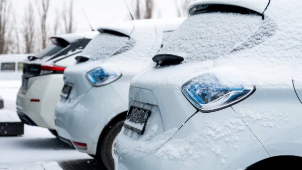 Auto im Schnee – Frost und Winter Wien