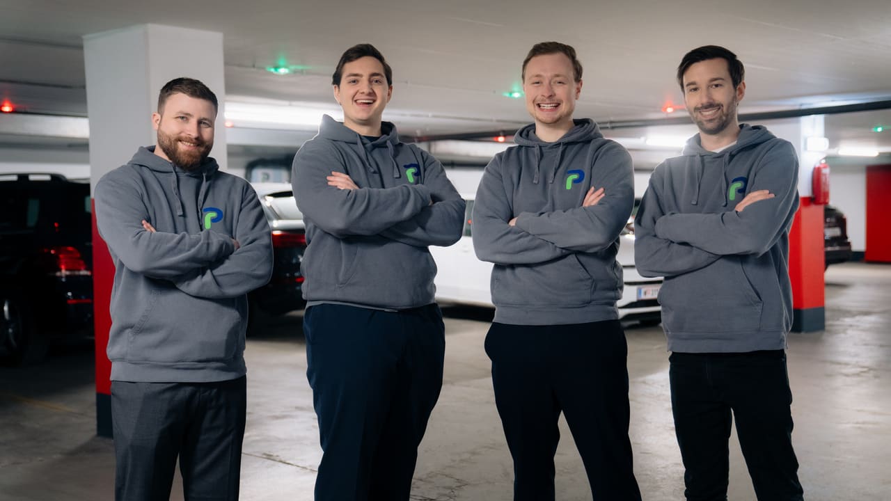 Ein Teil des Repark-Teams in einer Parkgarage in Wien