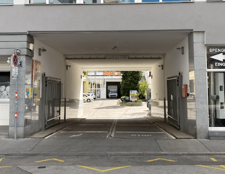 Die Einfahrt der Garage Längenfeldgasse