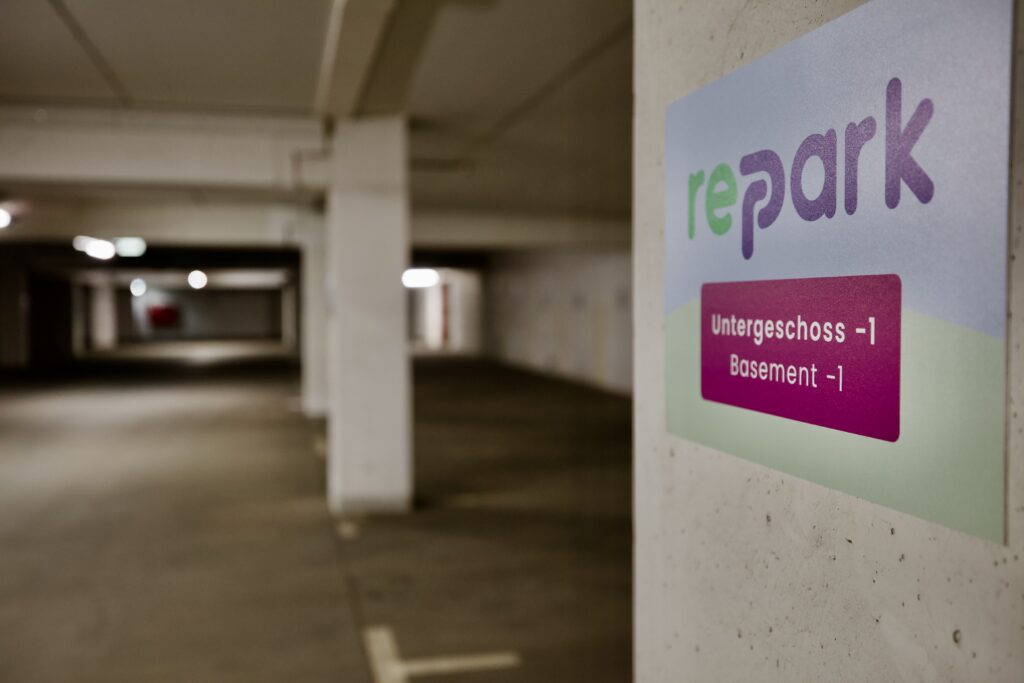 Die Repark Beschilderung innerhalb des P+R Parkhauses Siebenhirten