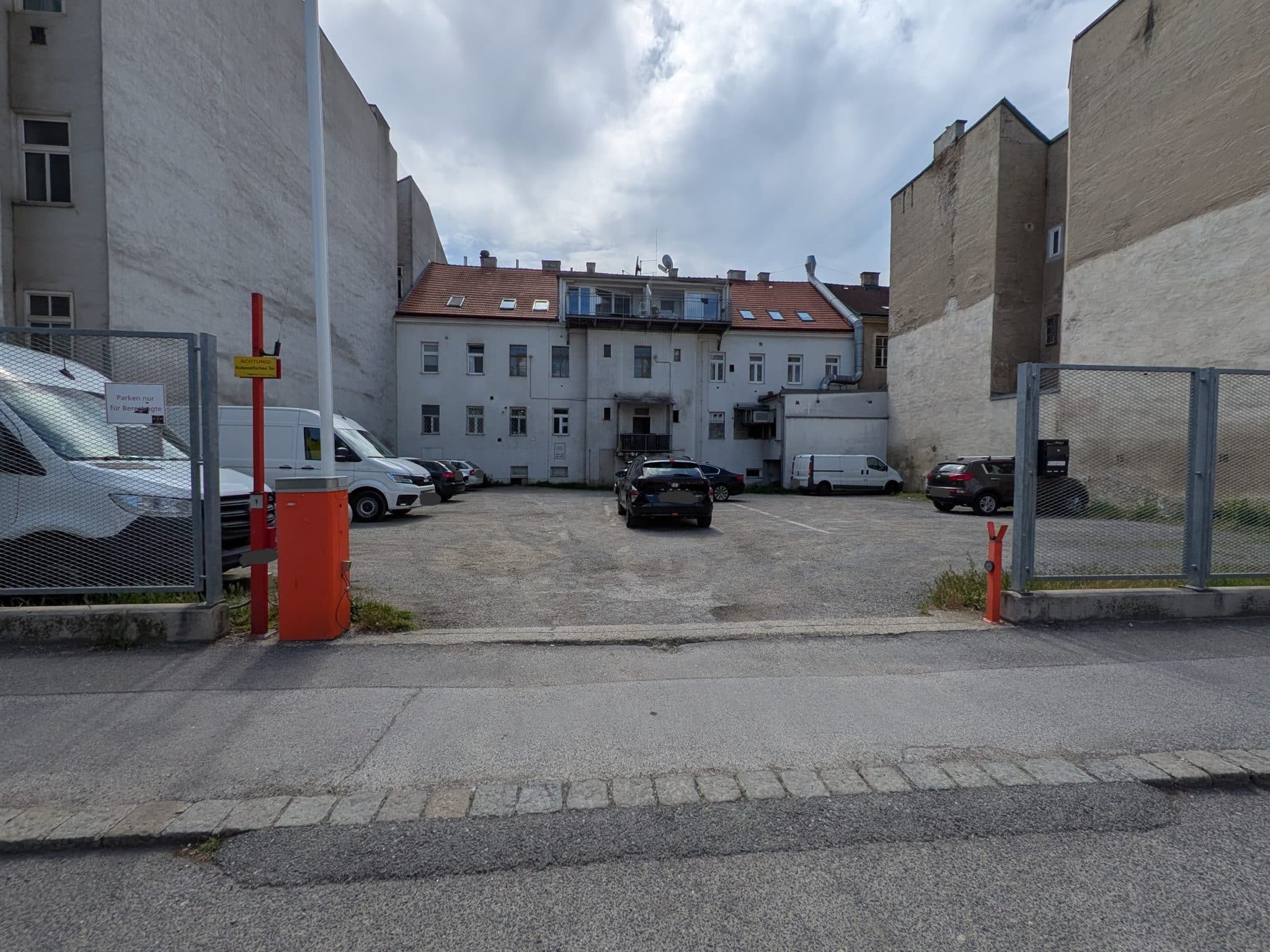 Parkfläche Zippererstraße Einfahrt