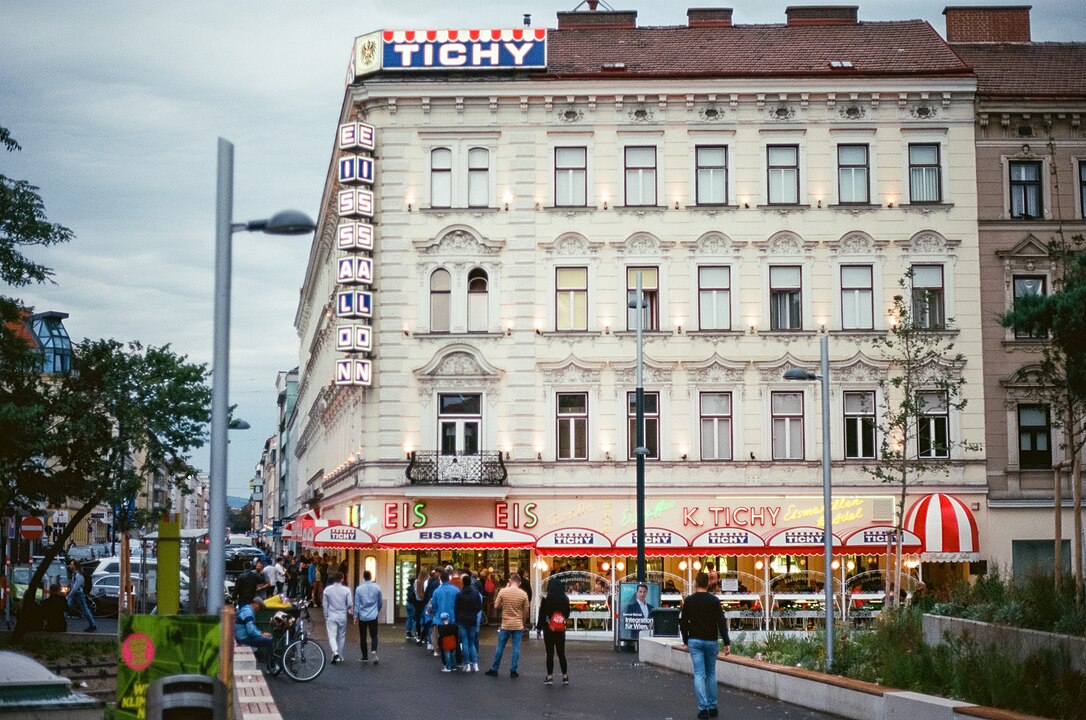 1086px-Wien_X_Reumannplatz_Eisslaon_Tichy_06.09.20_JM