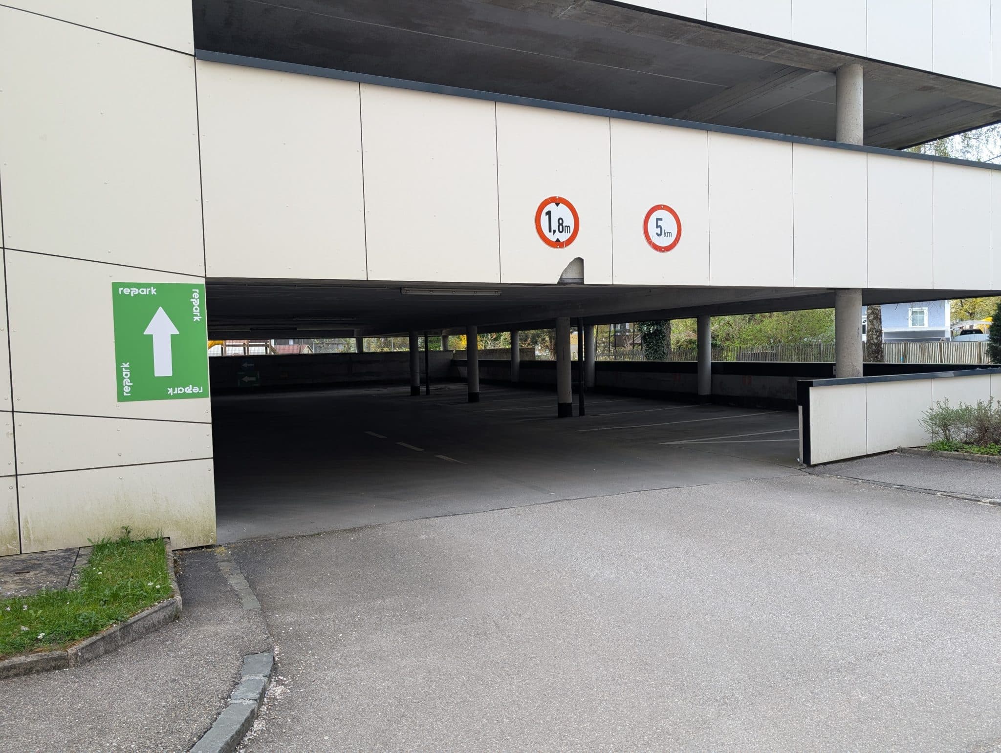 Garage Vöcklabruck entrance
