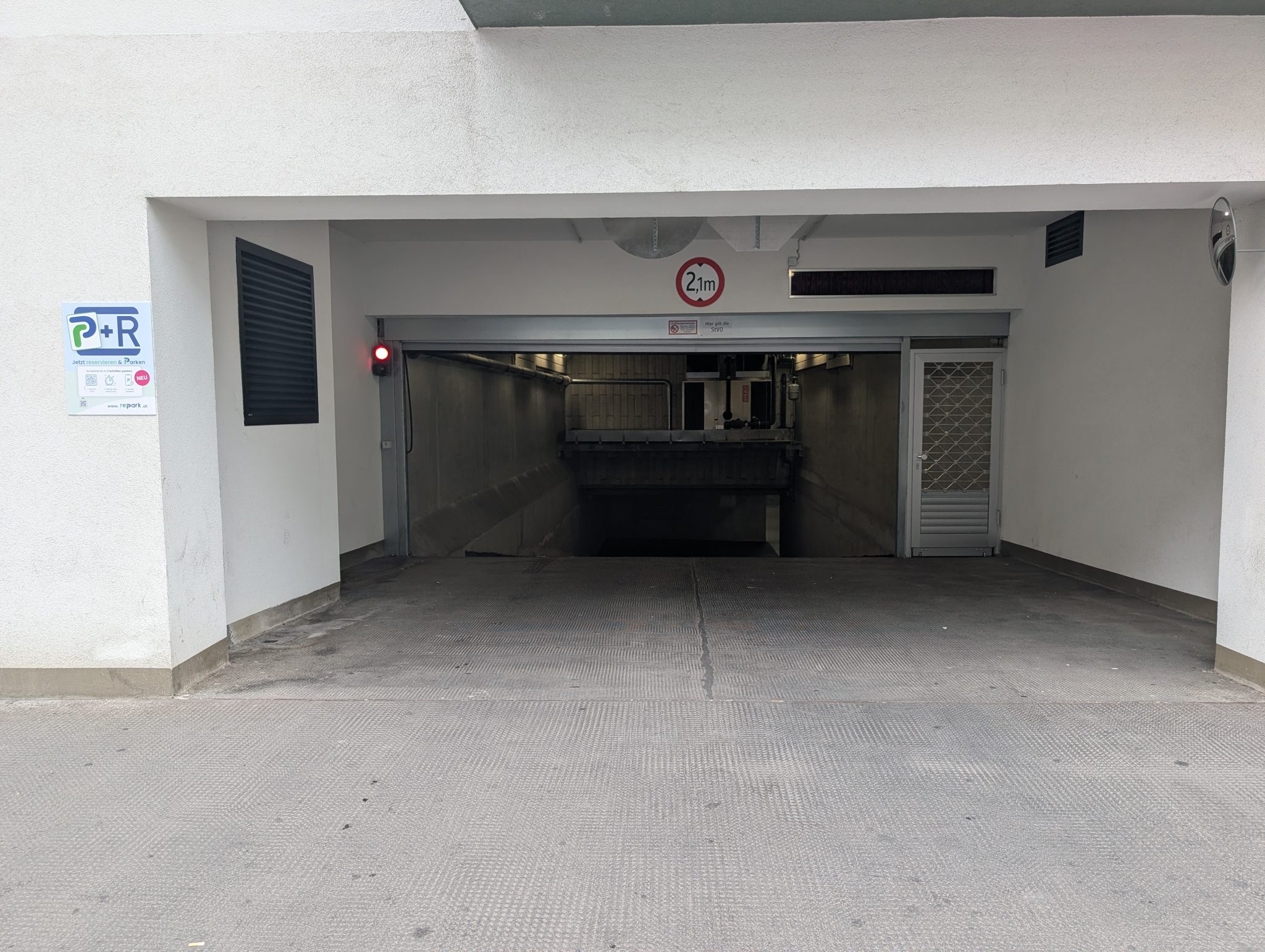 Garage Linzer Straße entrance